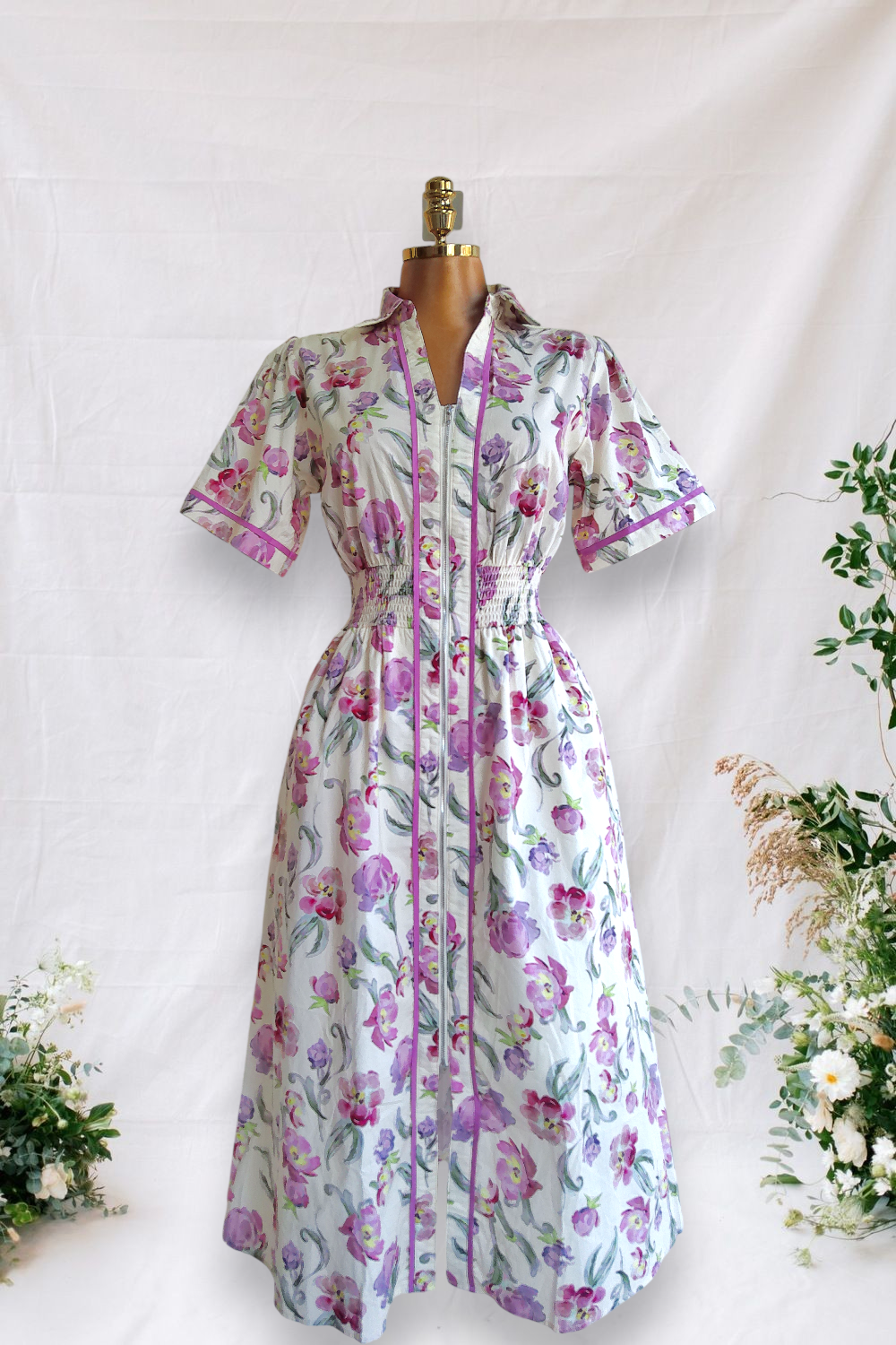 VESTIDO BLANCO DE ESTANPADO DE FLORES ROSADAS DE ZIPER
