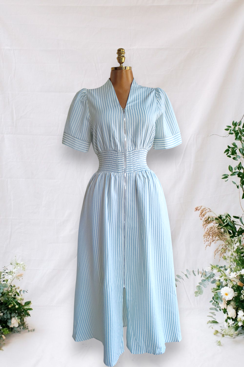 VESTIDO BLANCO CON RAYAS CELESTE VERTICALES DE ZIPER