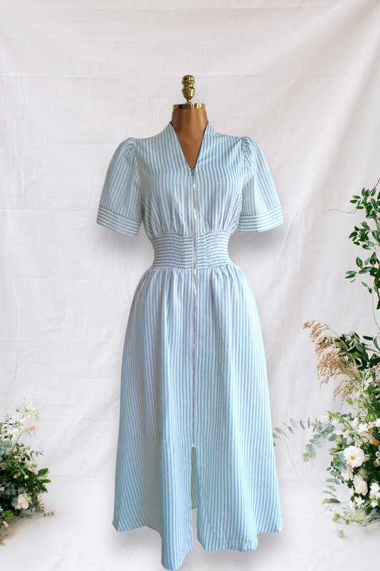 VESTIDO BLANCO CON RAYAS CELESTE VERTICALES DE ZIPER