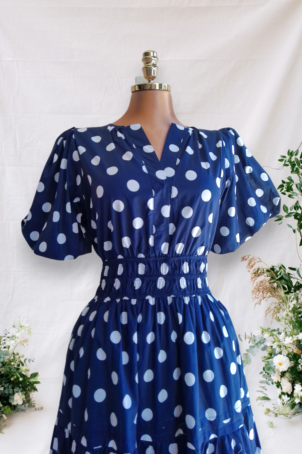 VESTIDO LARGO AZUL DE PUNTOS BLANCOS CON ELASTICO EN LA CINTURA