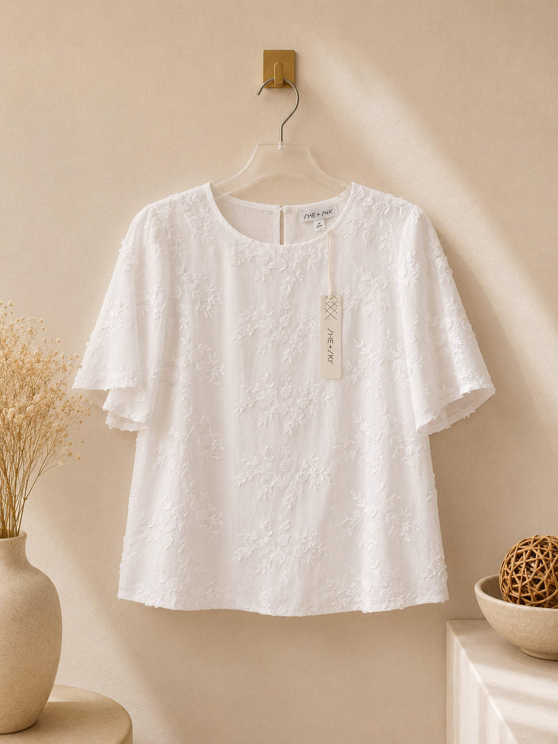 CAMISA BLANCA CON BORDADOS DE FLOR EN FORRO