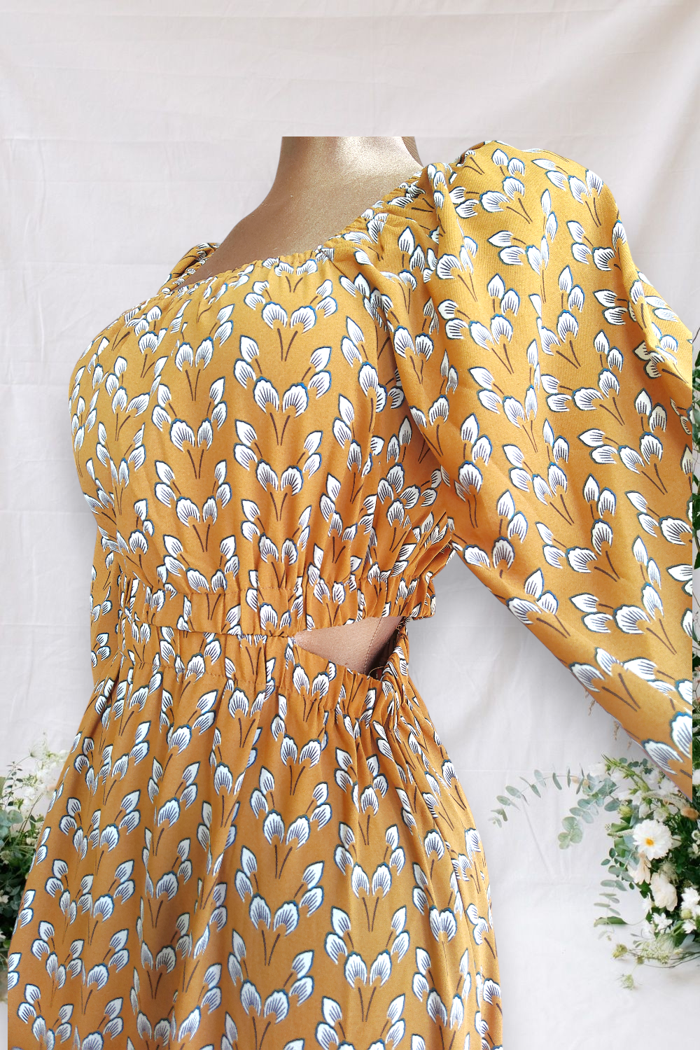 VESTIDO MOSTAZA CON ESTAMPADO DE HOJAS BLANCAS