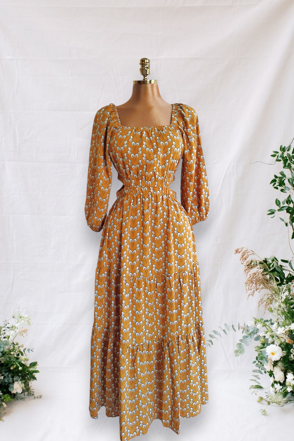 VESTIDO MOSTAZA CON ESTAMPADO DE HOJAS BLANCAS