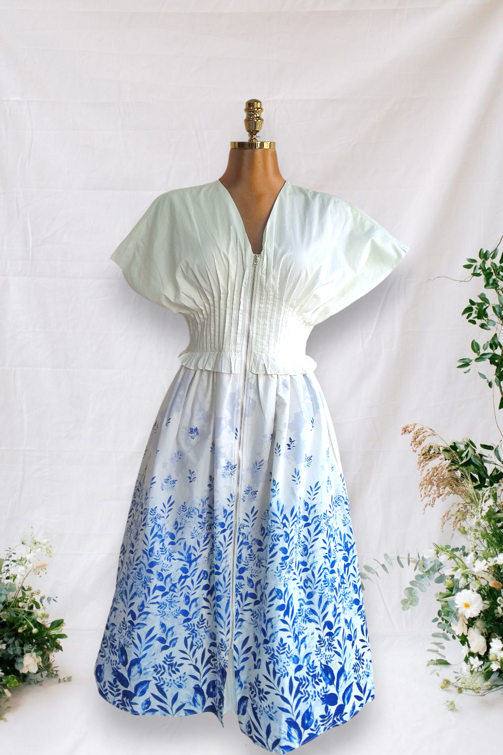 VESTIDO BLANCO CON PARTE DEBAJO DE HOJAS AZULES