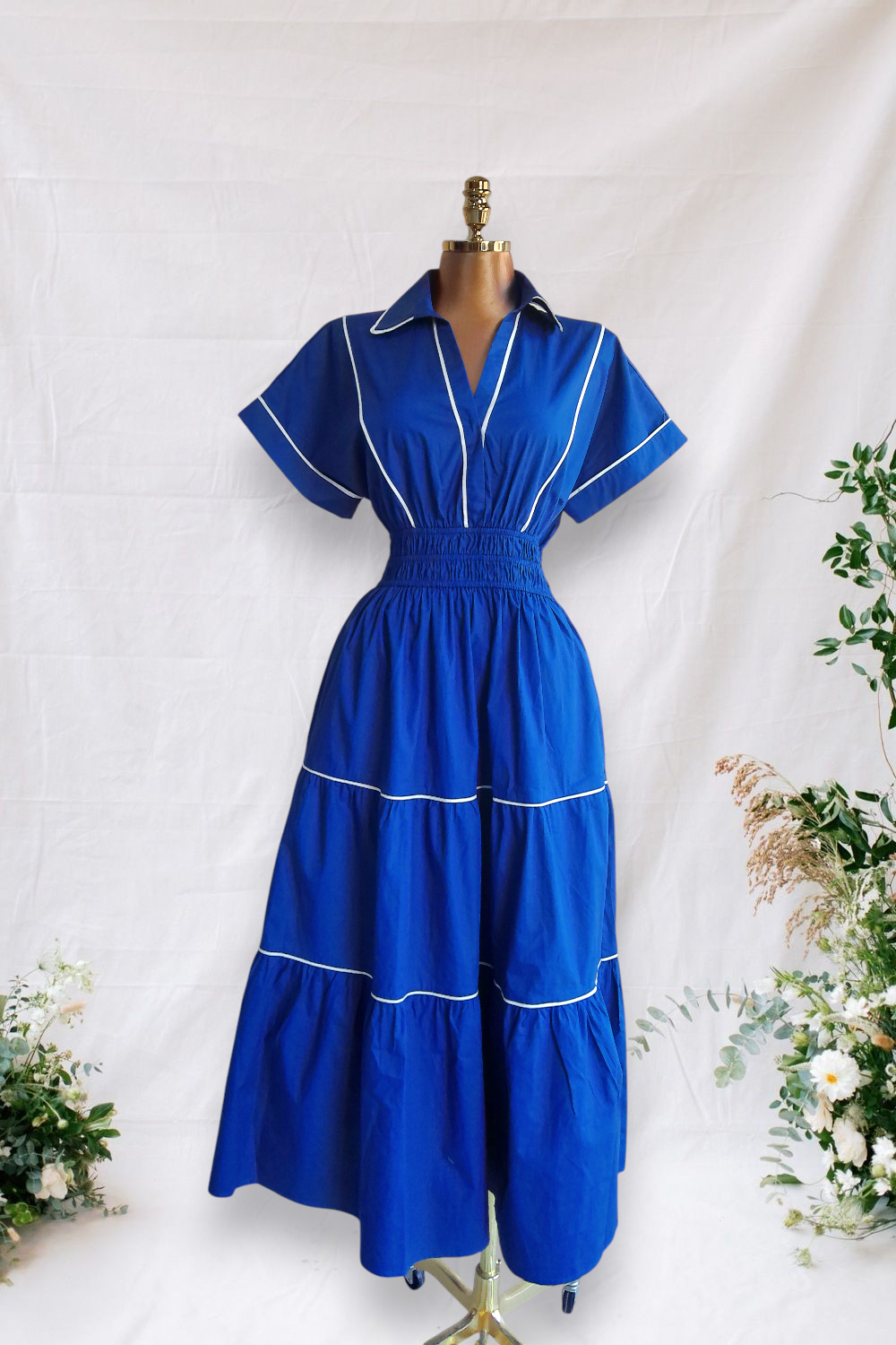 VESTIDO AZUL CON COSTURAS BLANCAS