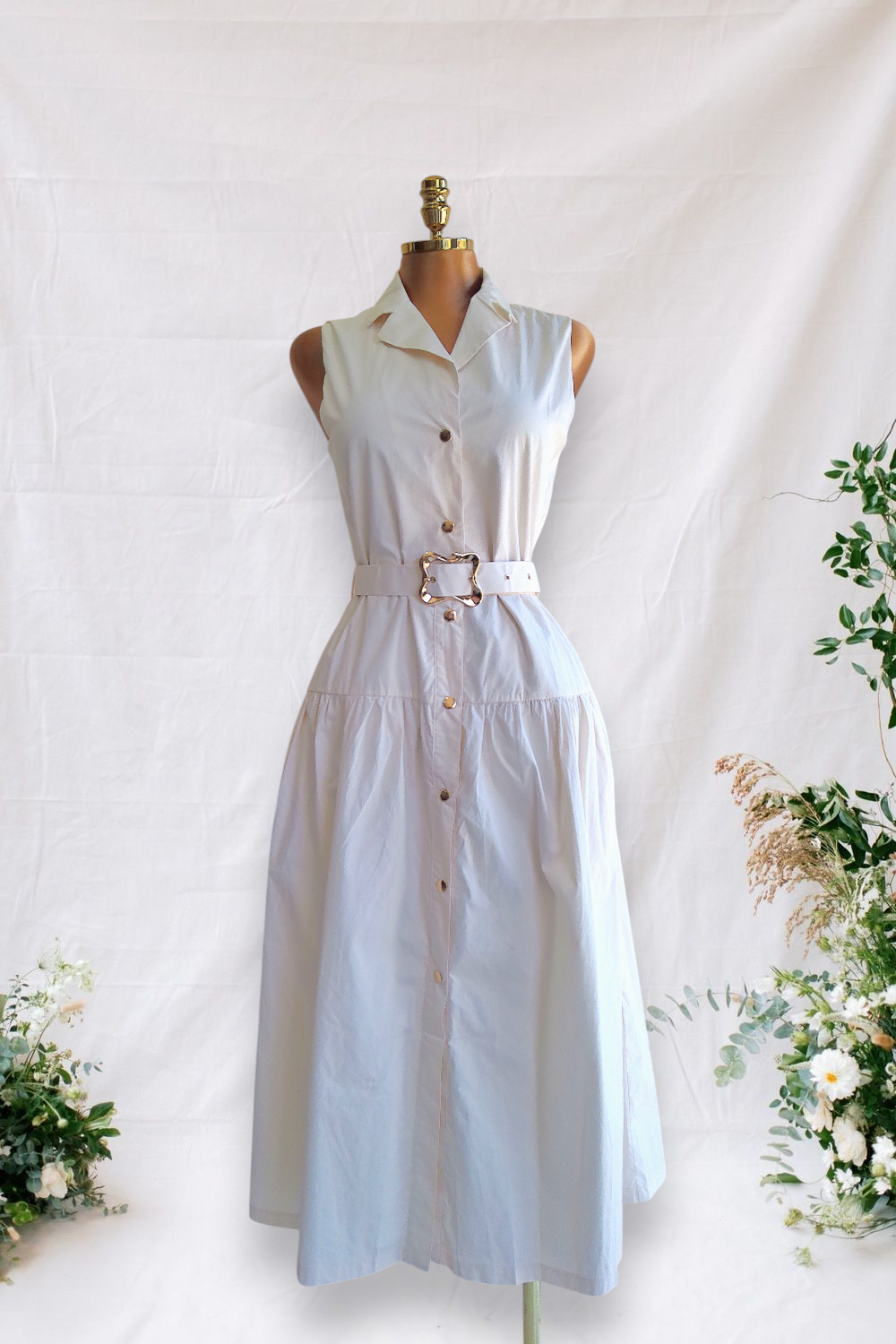 VESTIDO BLANCO HUESO SIN MANGAS DE BROCHES DORADOS CON CINTURON