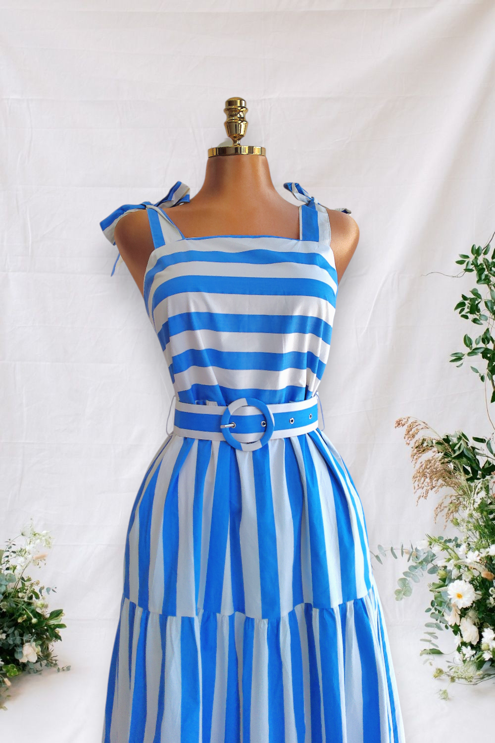 VESTIDO BLANCO DE RAYAS VERTICALES AZUL