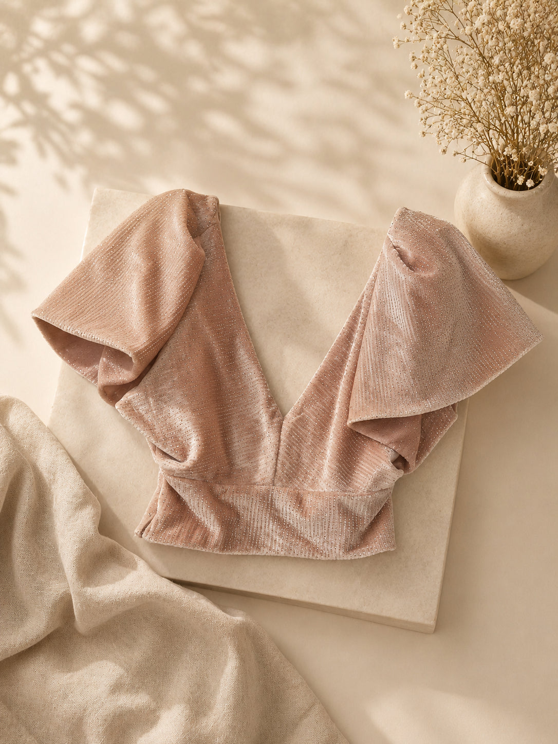 CAMISA CORTA BEIGE CON BRILLOS