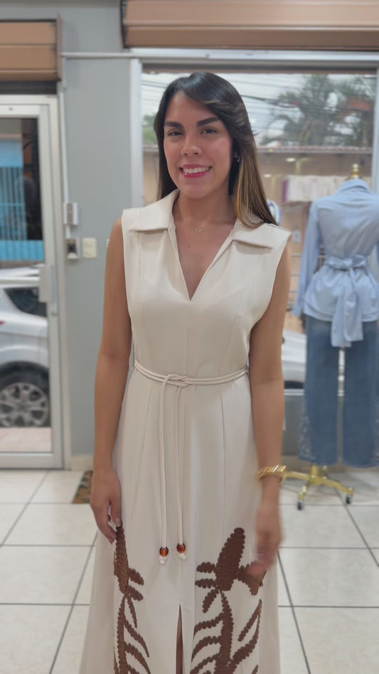 Vestido largo con bordados en contraste café y cinturón ajustable.